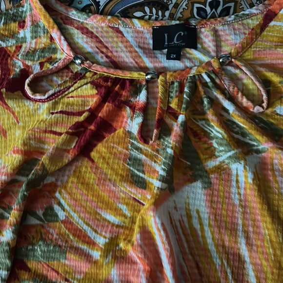 Nice top - Picture 2 of 3